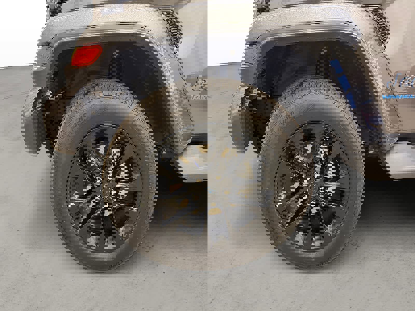 Used 2025 Jeep Wrangler Sahara image 6