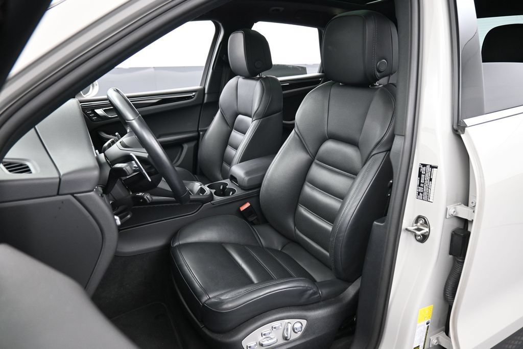 Certified 2023 Porsche Macan Turbo AWD/4WD image 5