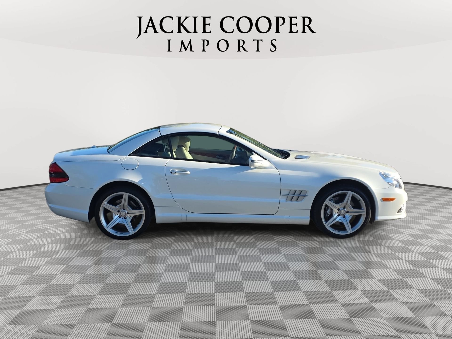 Used 2011 Mercedes-Benz SL 550 image 4