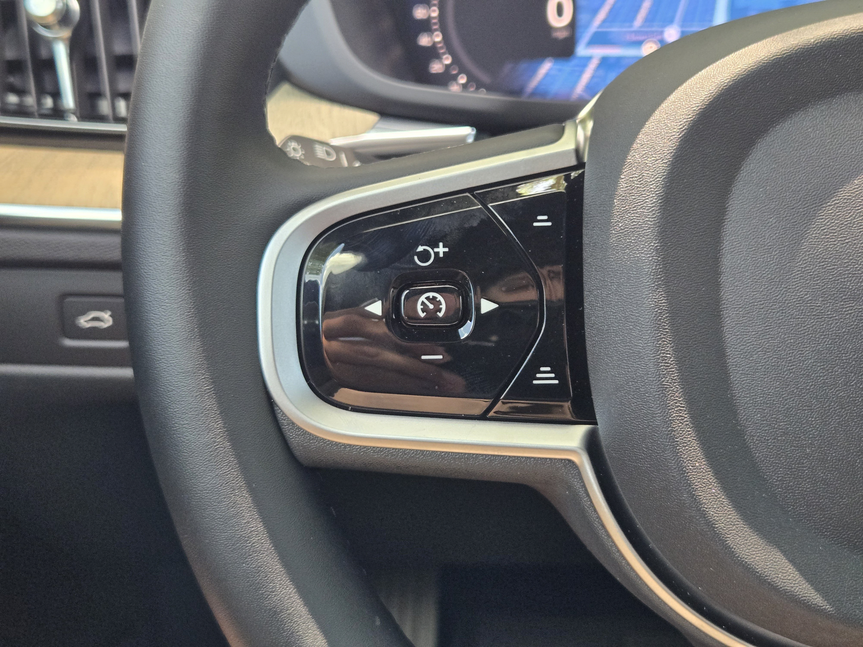 New 2026 Volvo XC60 B5 Plus w/ Protection Package Premier AWD/4WD image 24