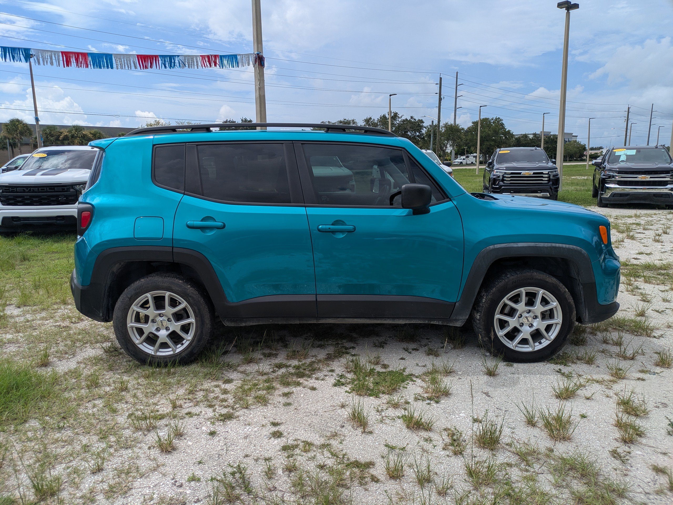 Used 2022 Jeep Renegade Latitude AWD/4WD image 3