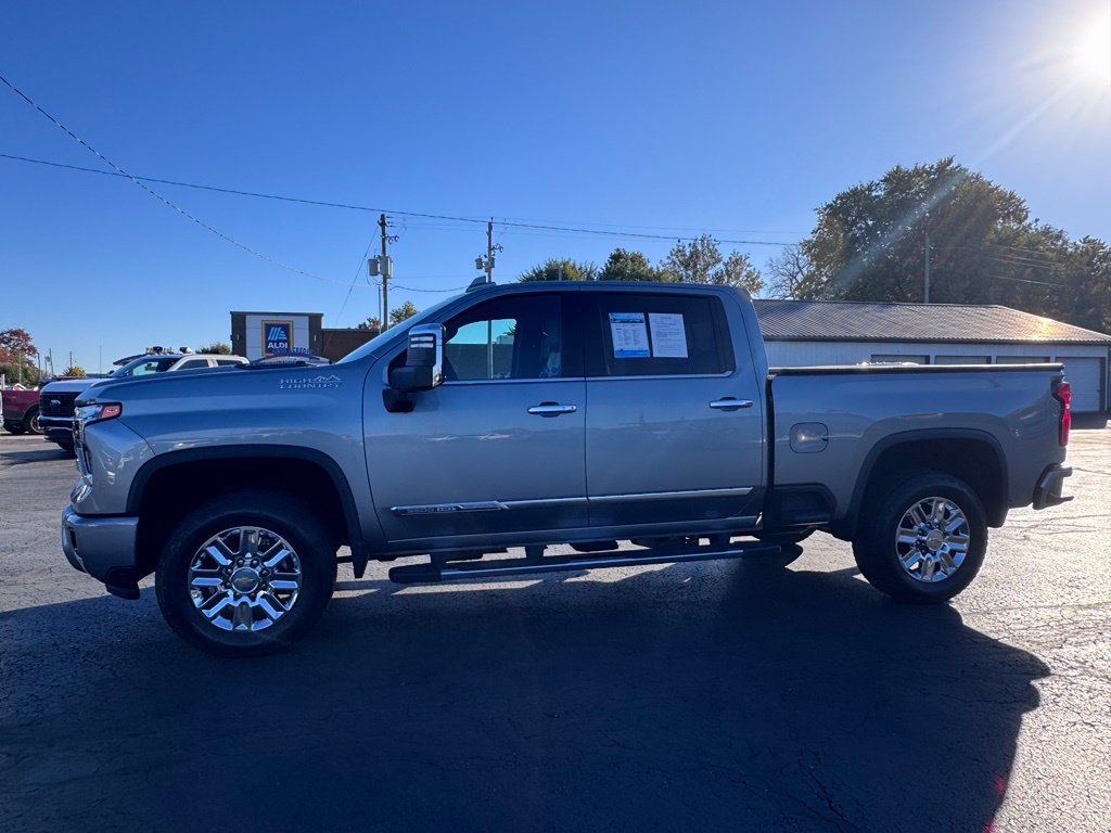 Used 2024 Chevrolet Silverado 2500 High Country w/ Technology Package AWD/4WD image 2