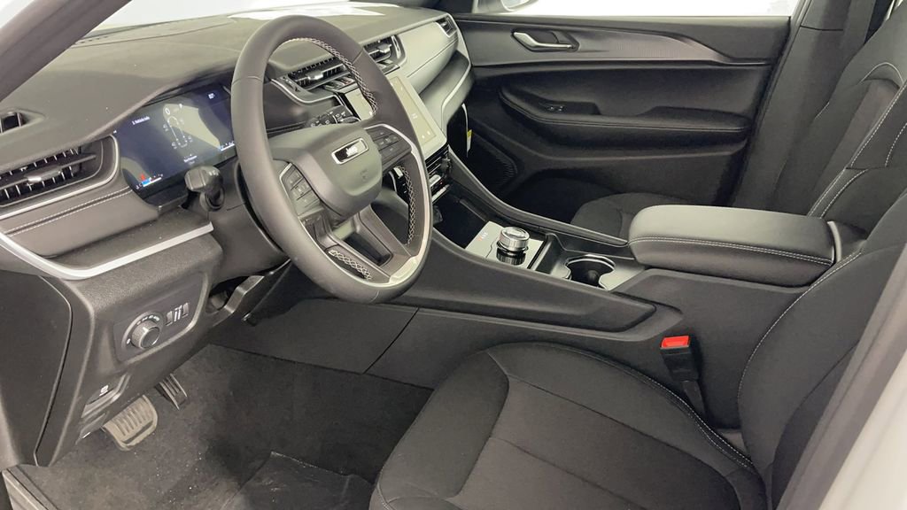 New 2025 Jeep Grand Cherokee L Laredo image 11