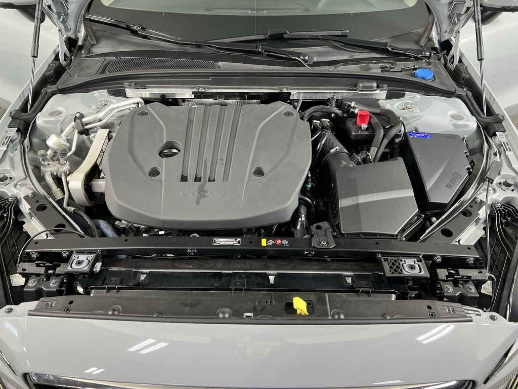Used 2025 Volvo V60 B5 Cross Country Plus image 29