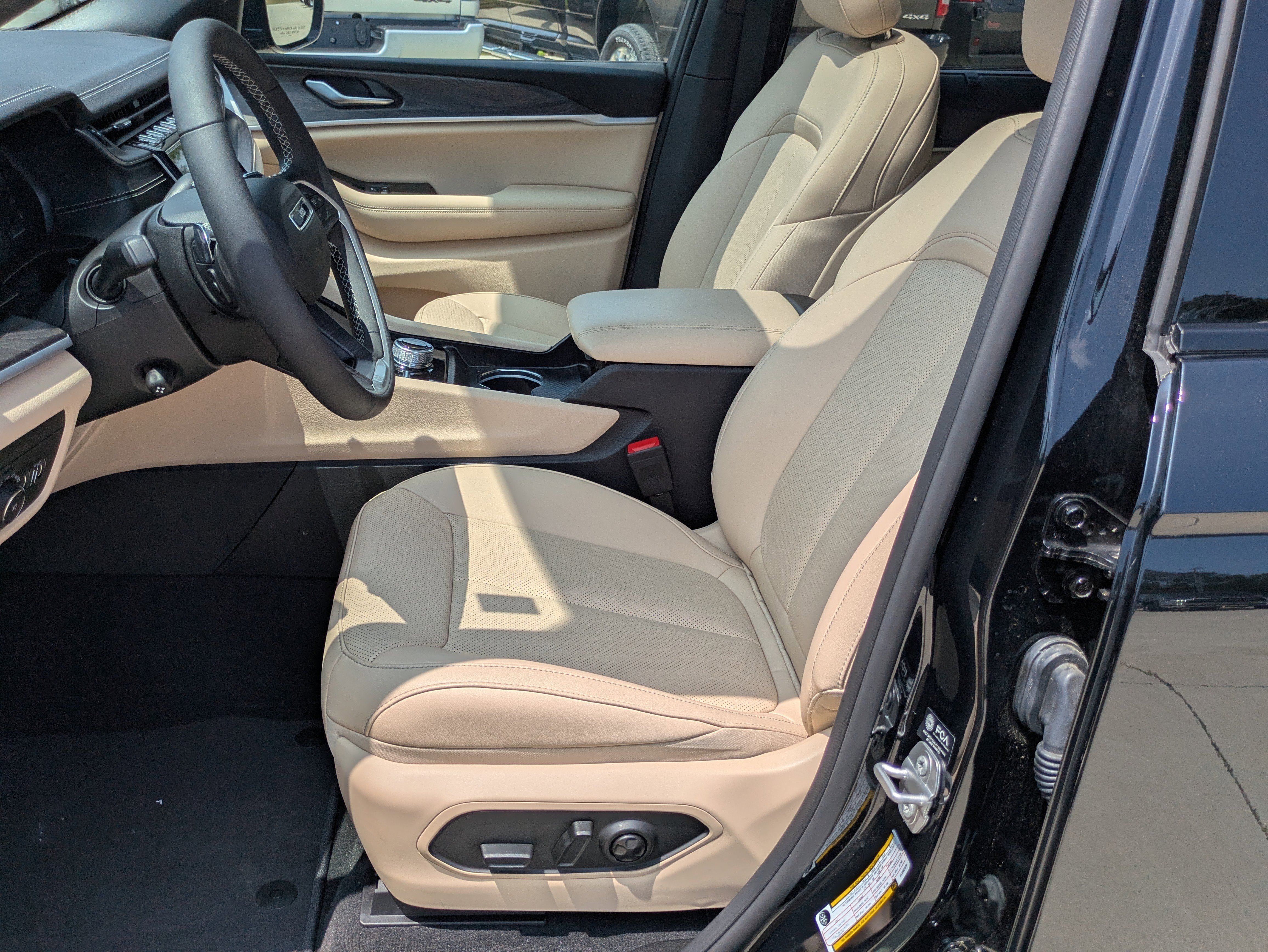 Used 2025 Jeep Grand Cherokee Limited w/ Luxury Tech Group II AWD/4WD image 7