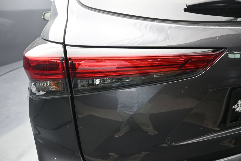 Used 2023 Toyota Highlander XLE AWD/4WD image 12