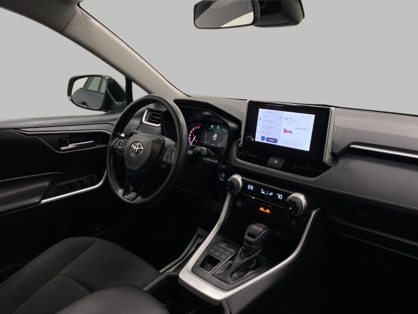 Used 2025 Toyota RAV4 XLE AWD/4WD image 18