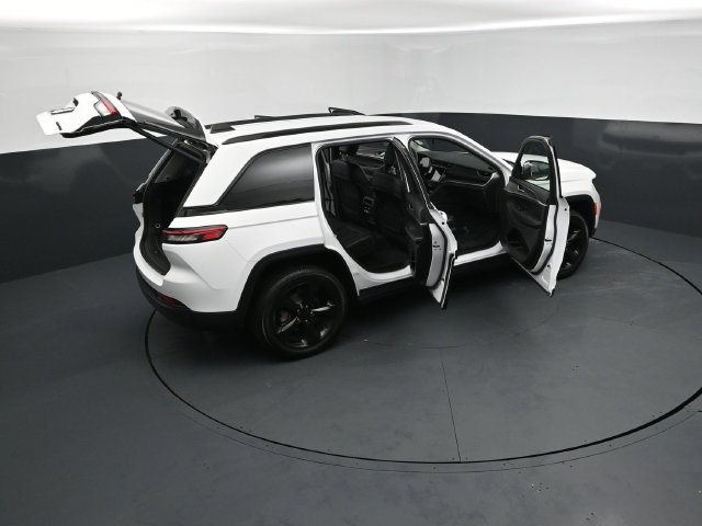 Used 2023 Jeep Grand Cherokee Limited w/ Luxury Tech Group II AWD/4WD image 30