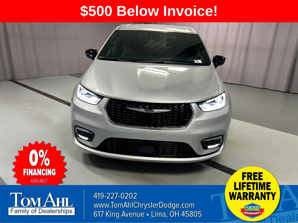 New 2026 Chrysler Pacifica Select image 2