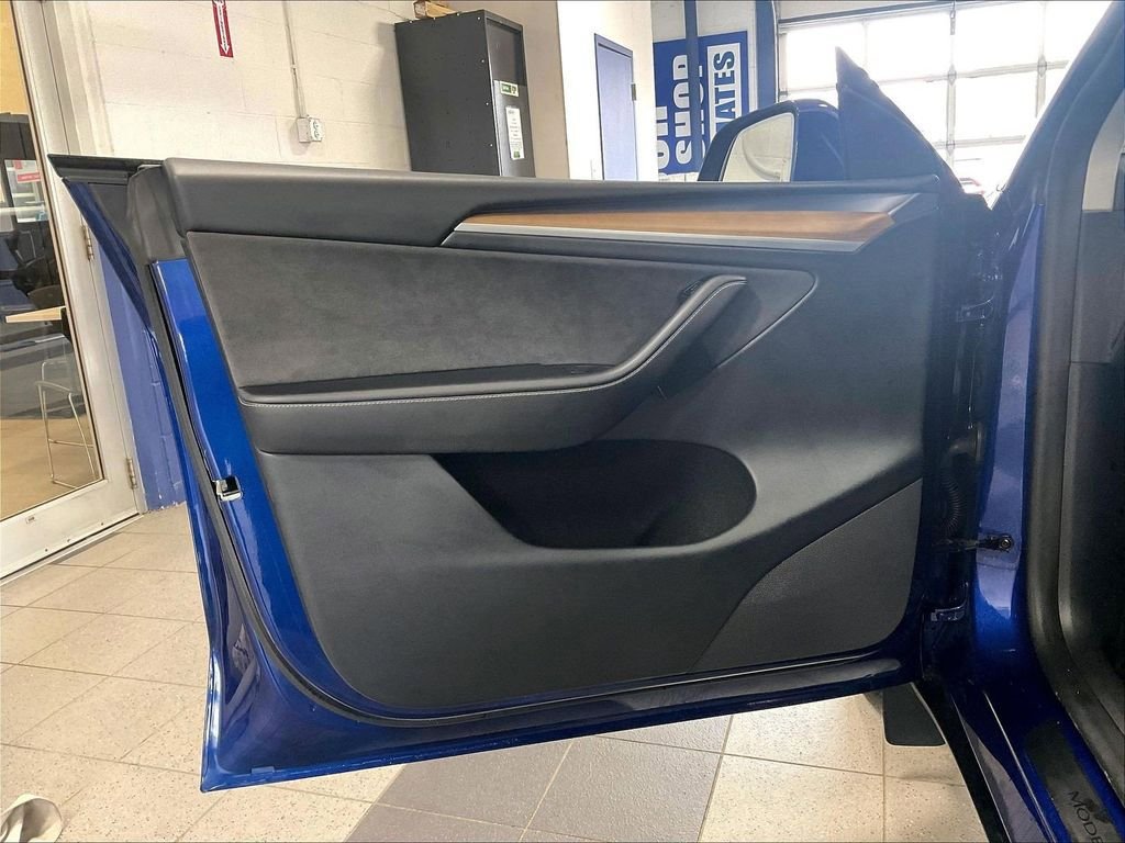 Used 2024 Tesla Model Y Long Range AWD/4WD image 9