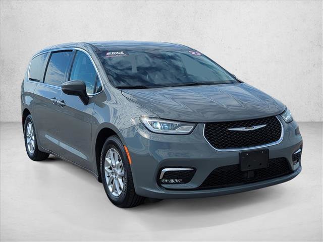 Used 2023 Chrysler Pacifica Touring-L FWD image 3