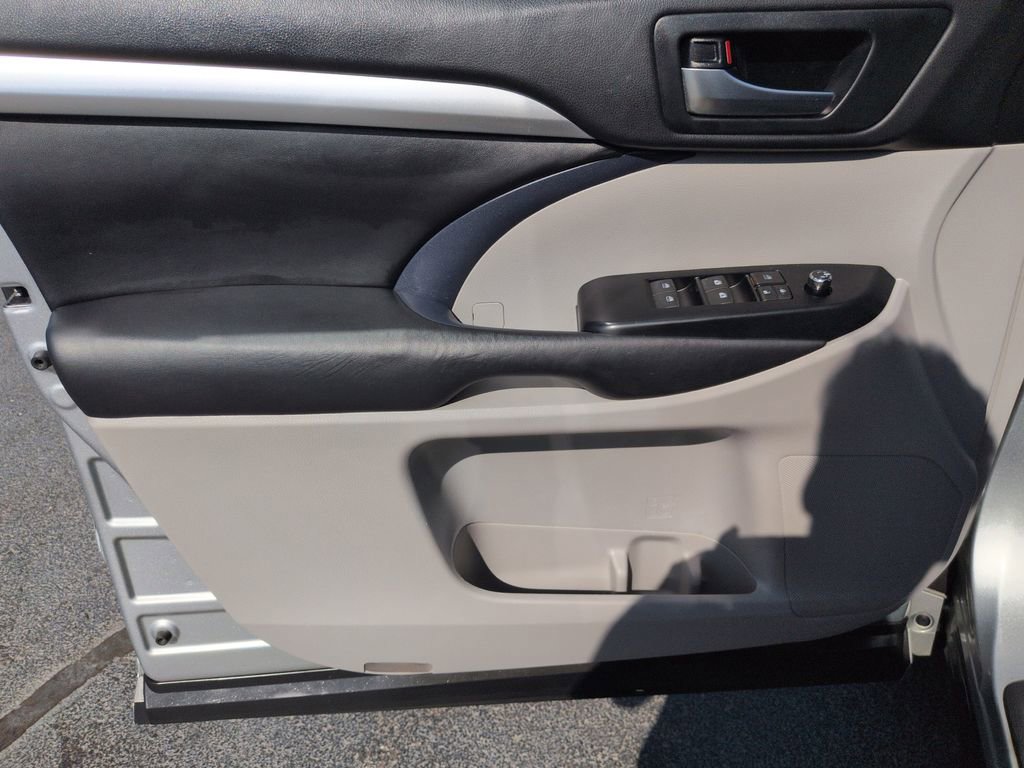 Used 2018 Toyota Highlander XLE AWD/4WD image 10