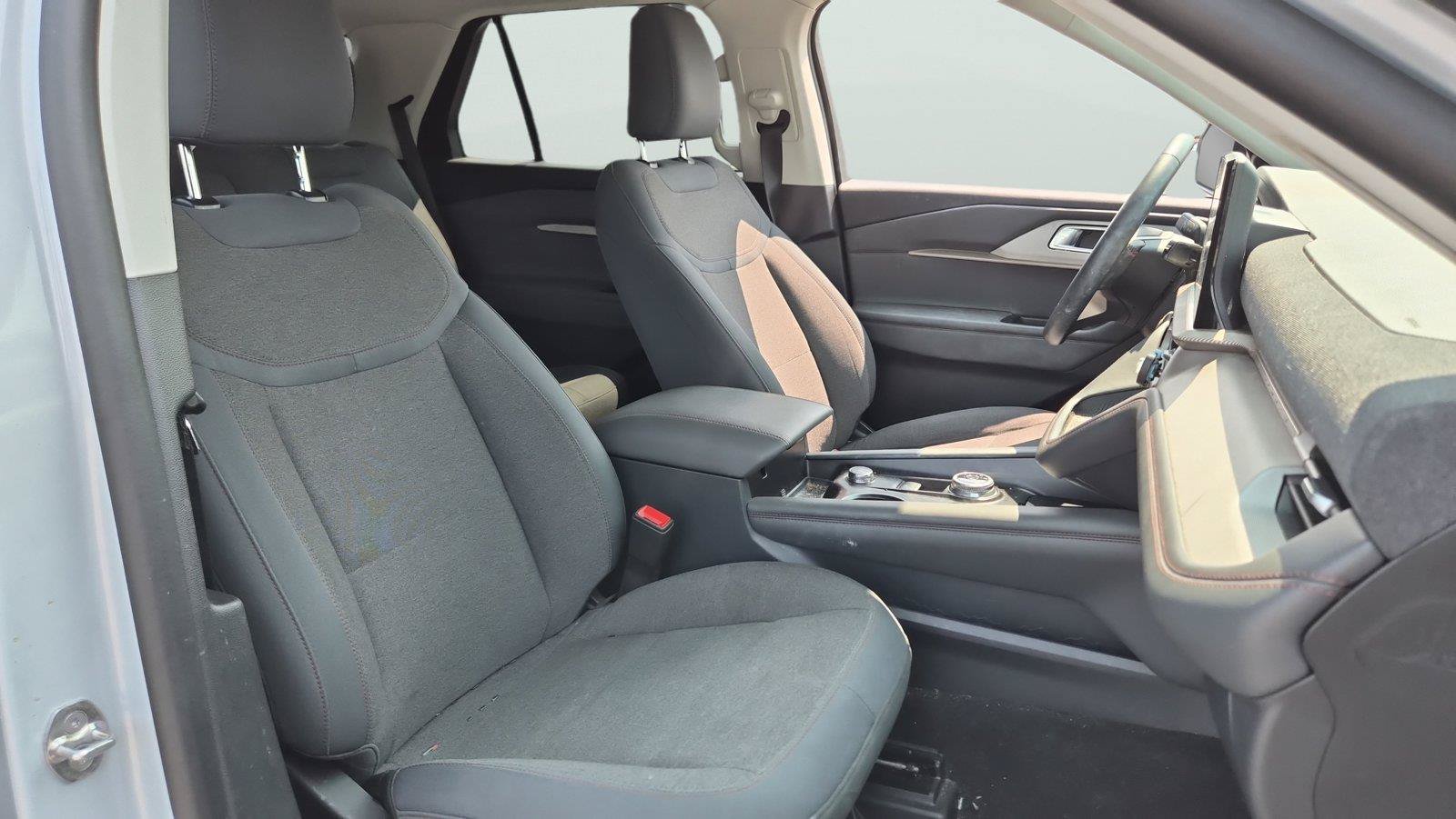 Used 2025 Ford Explorer Active AWD/4WD image 14