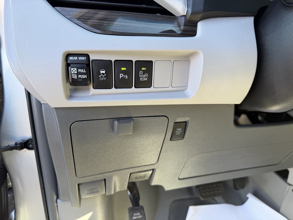 Used 2017 Toyota Sienna XLE image 10