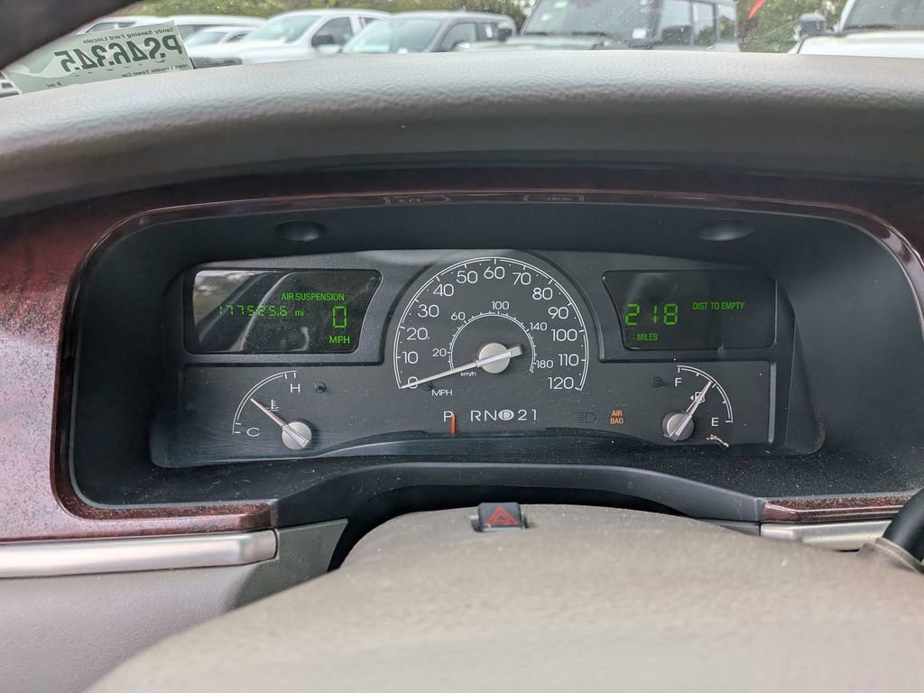 Used 2005 Lincoln Town Car Signature image 17