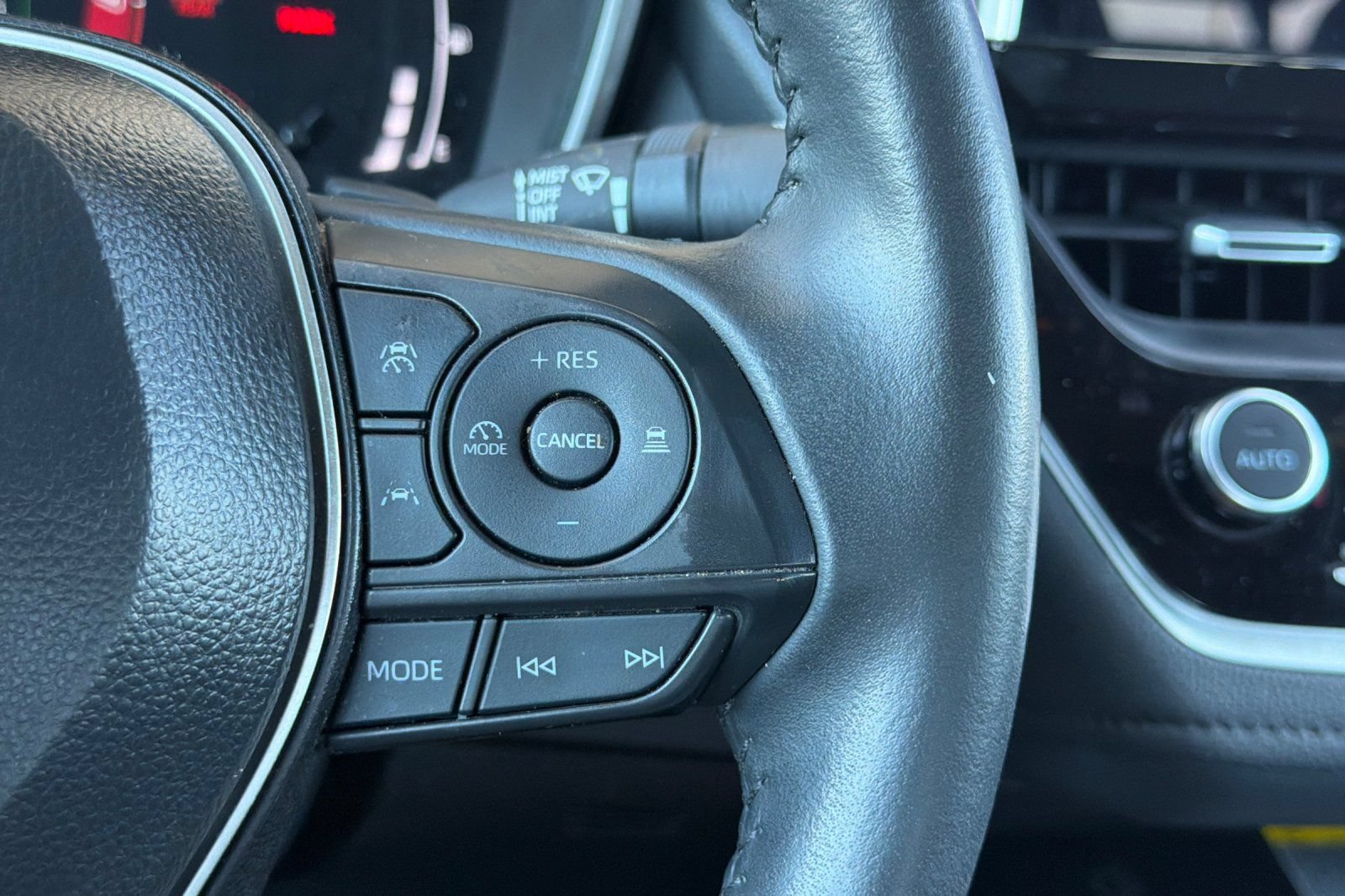Used 2025 Toyota Corolla XSE FWD image 31
