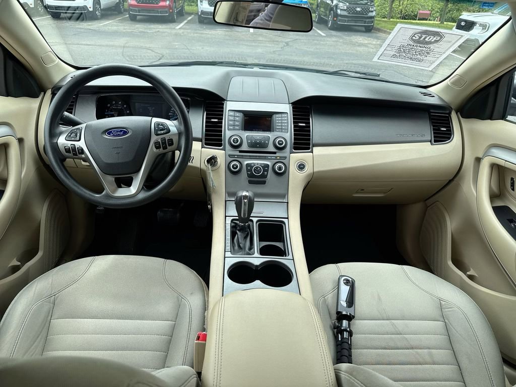 Used 2016 Ford Taurus SE FWD image 10