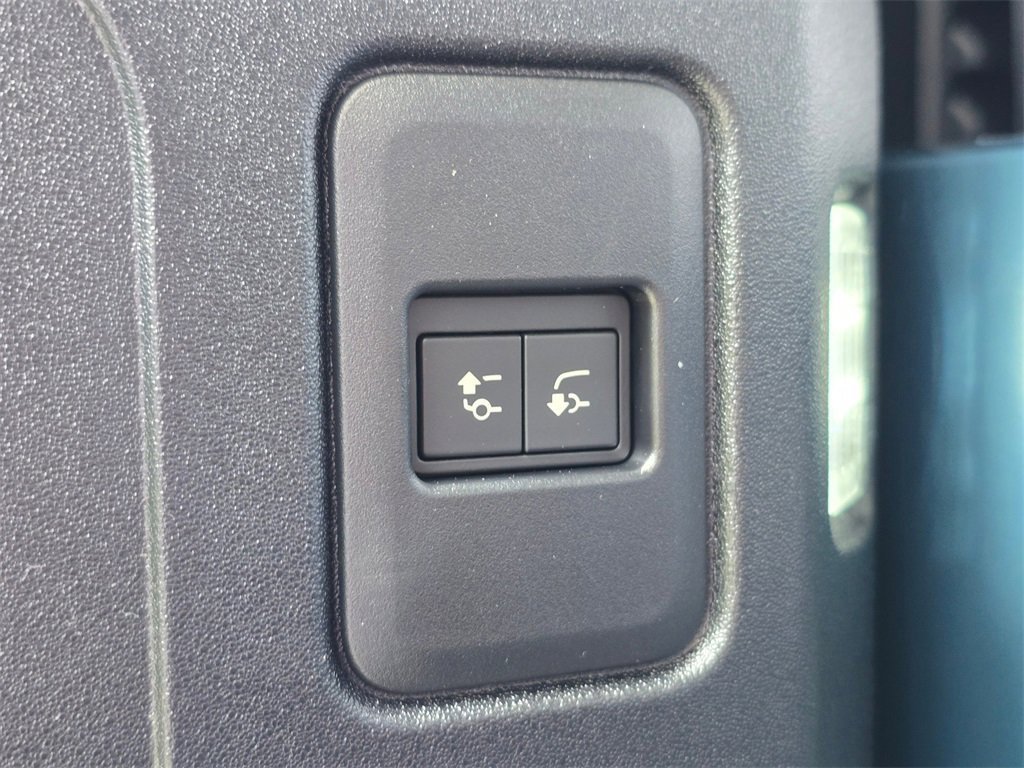 New 2025 Land Rover Defender 90 X-Dynamic SE image 25