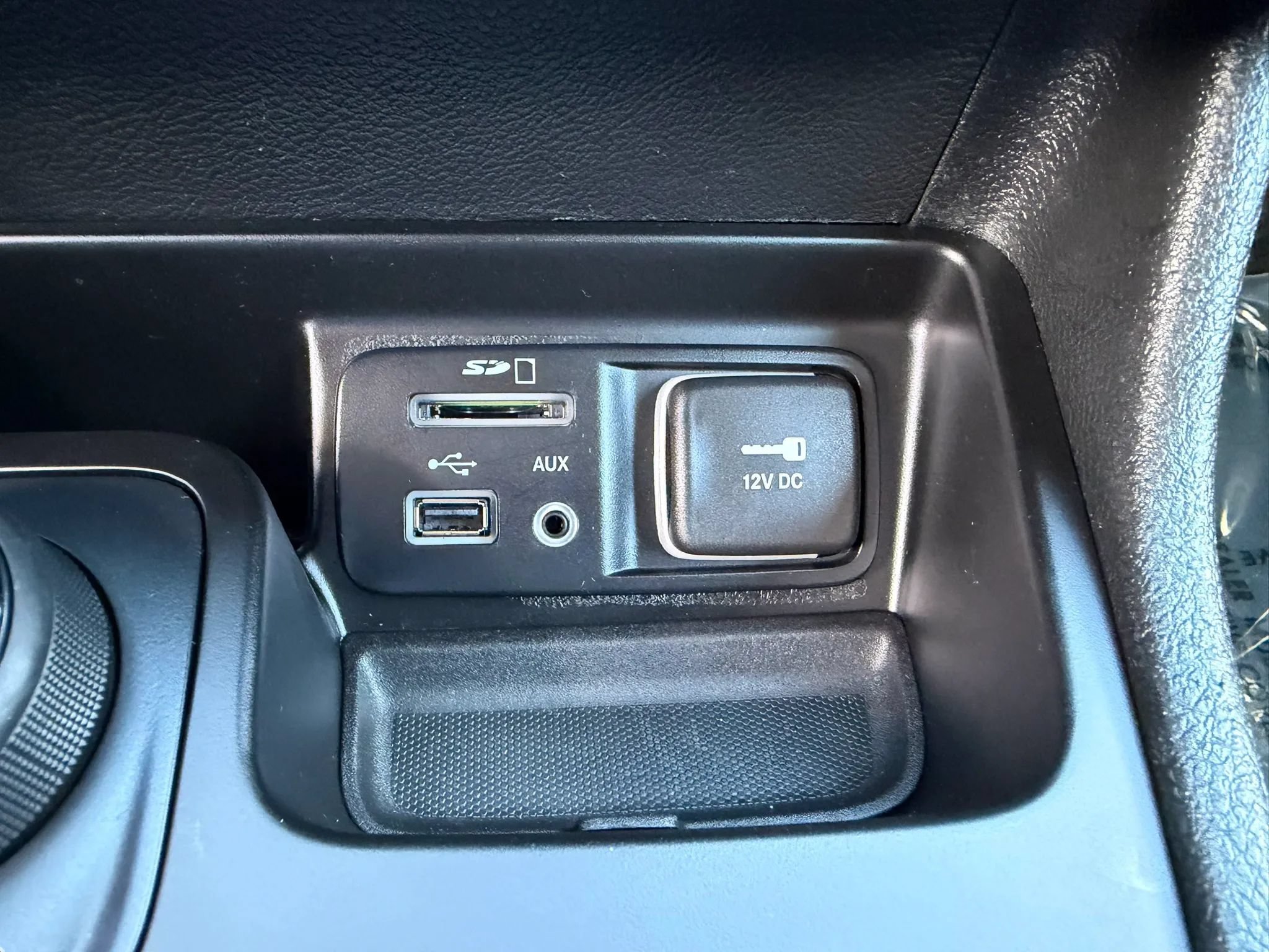 Used 2014 Jeep Cherokee Trailhawk w/ Technology Group AWD/4WD image 31
