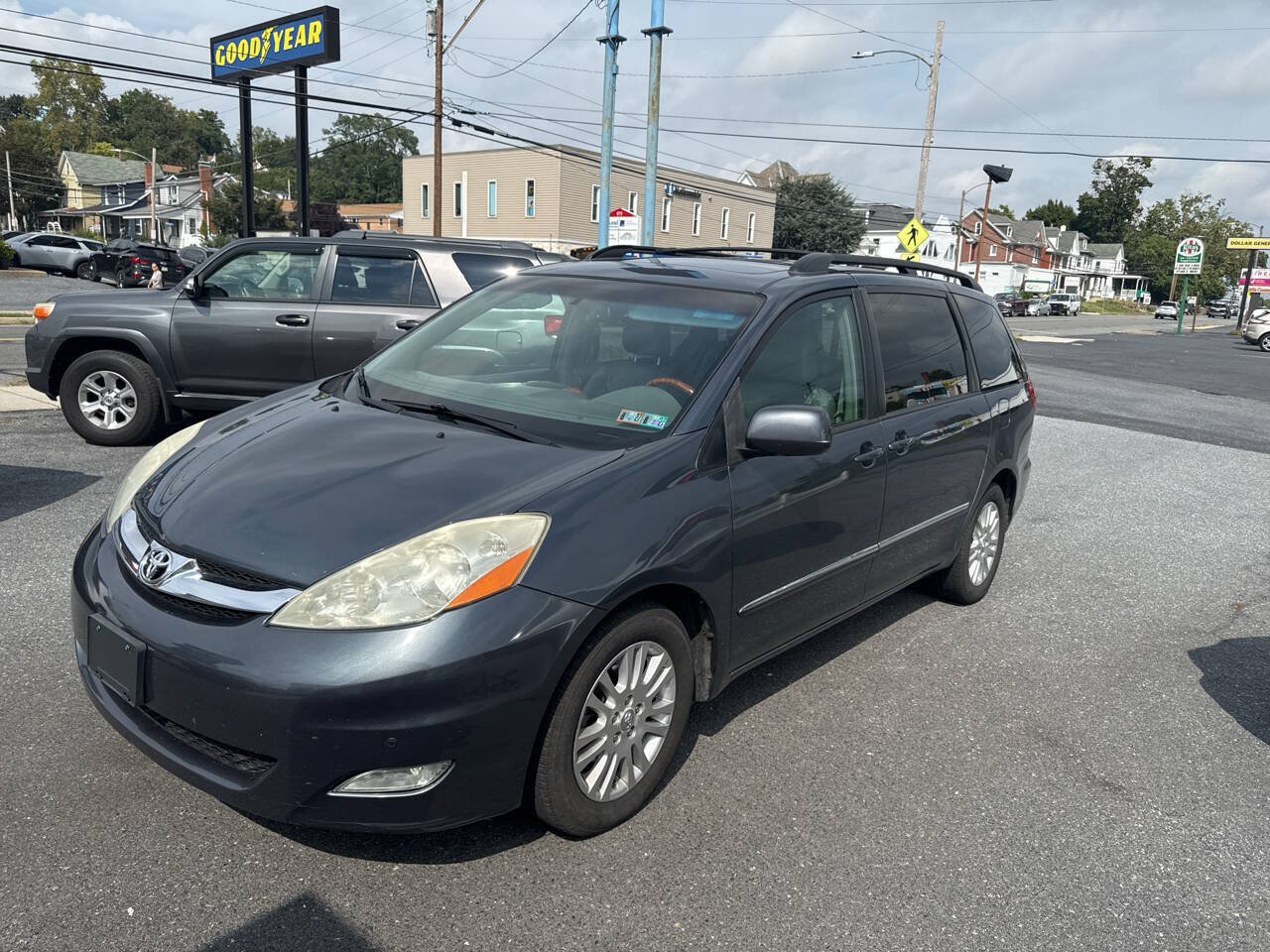Used 2010 Toyota Sienna XLE Limited w/ XLE Limited Pkg 2 FWD image 1