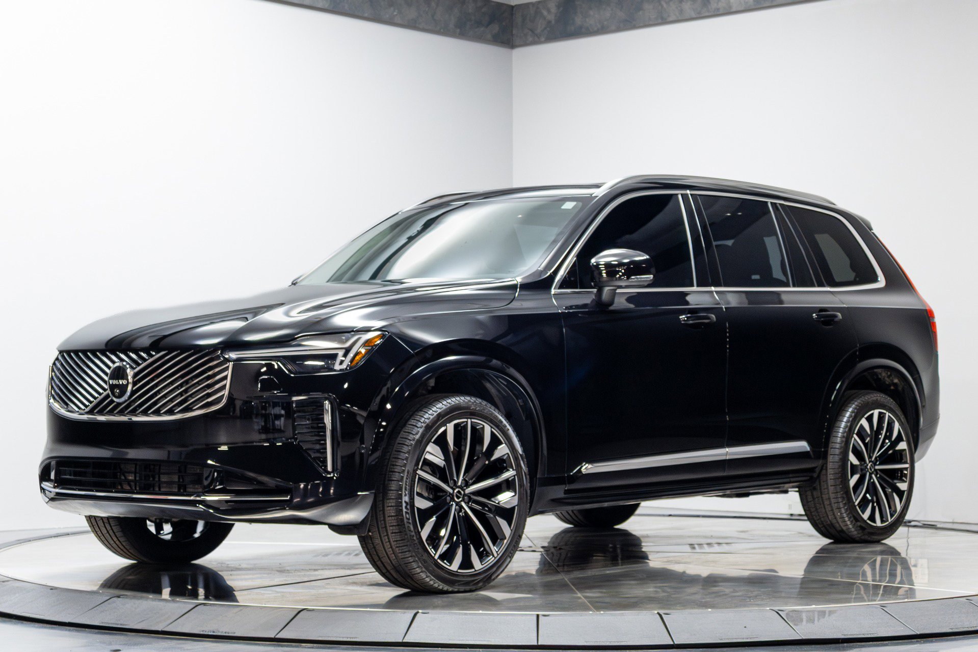 Used 2025 Volvo XC90 B6 Plus image 2