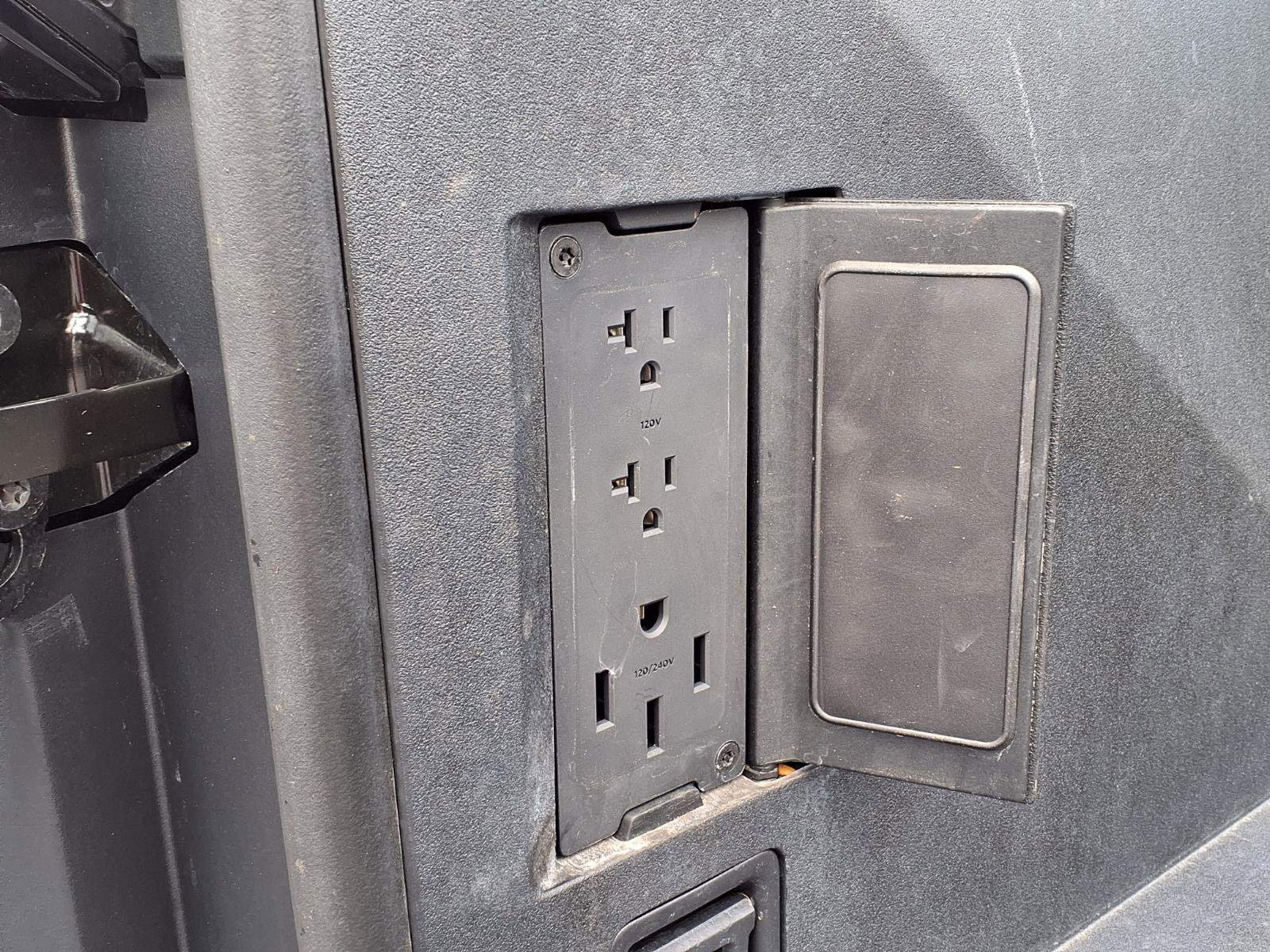 Used 2025 Tesla Cybertruck AWD Crew Cab image 8