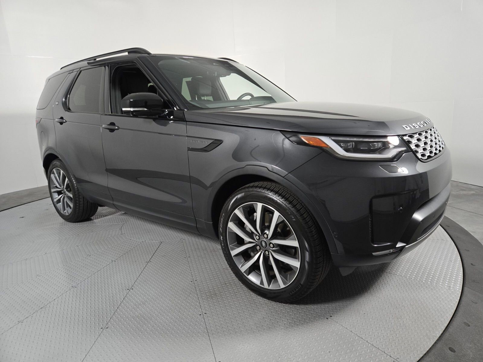 Used 2025 Land Rover Discovery S AWD/4WD image 16