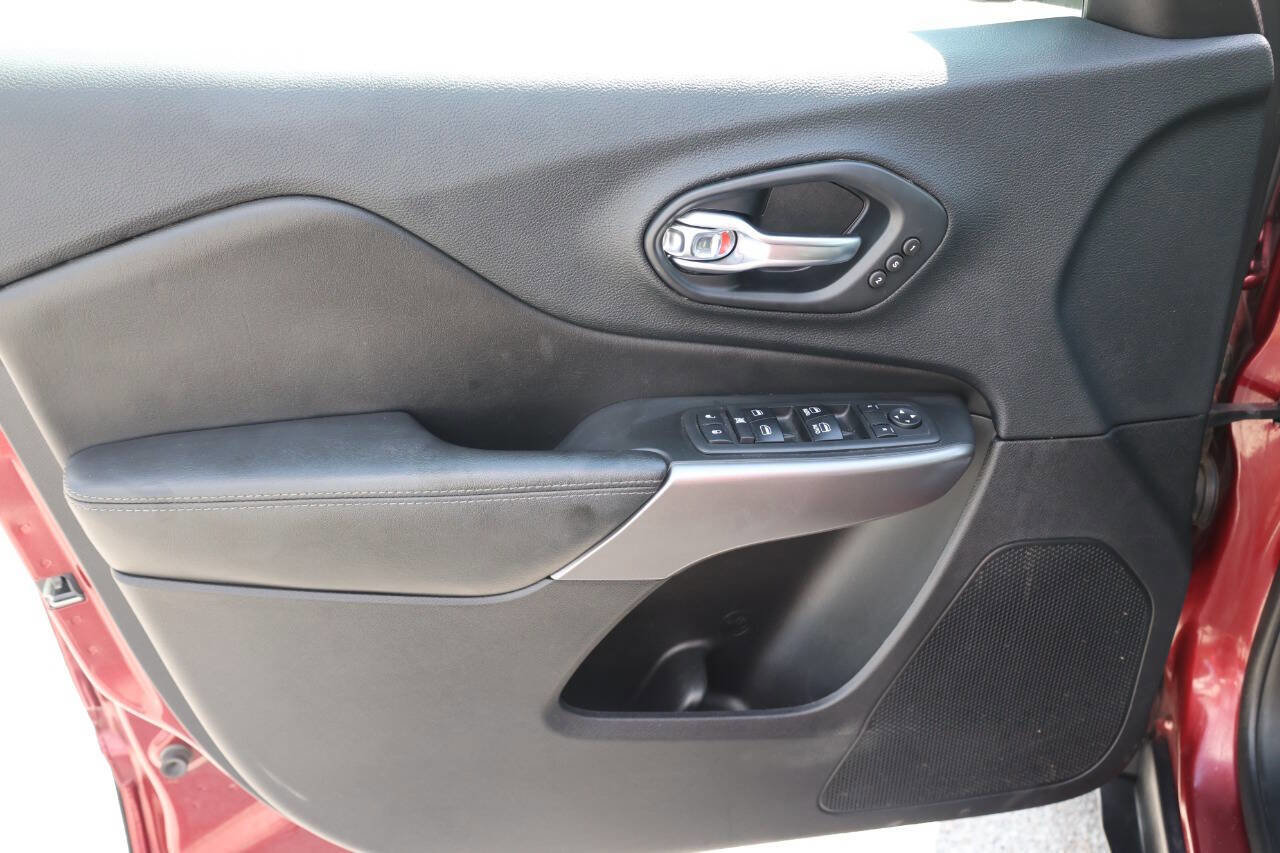 Used 2019 Jeep Cherokee Limited image 12