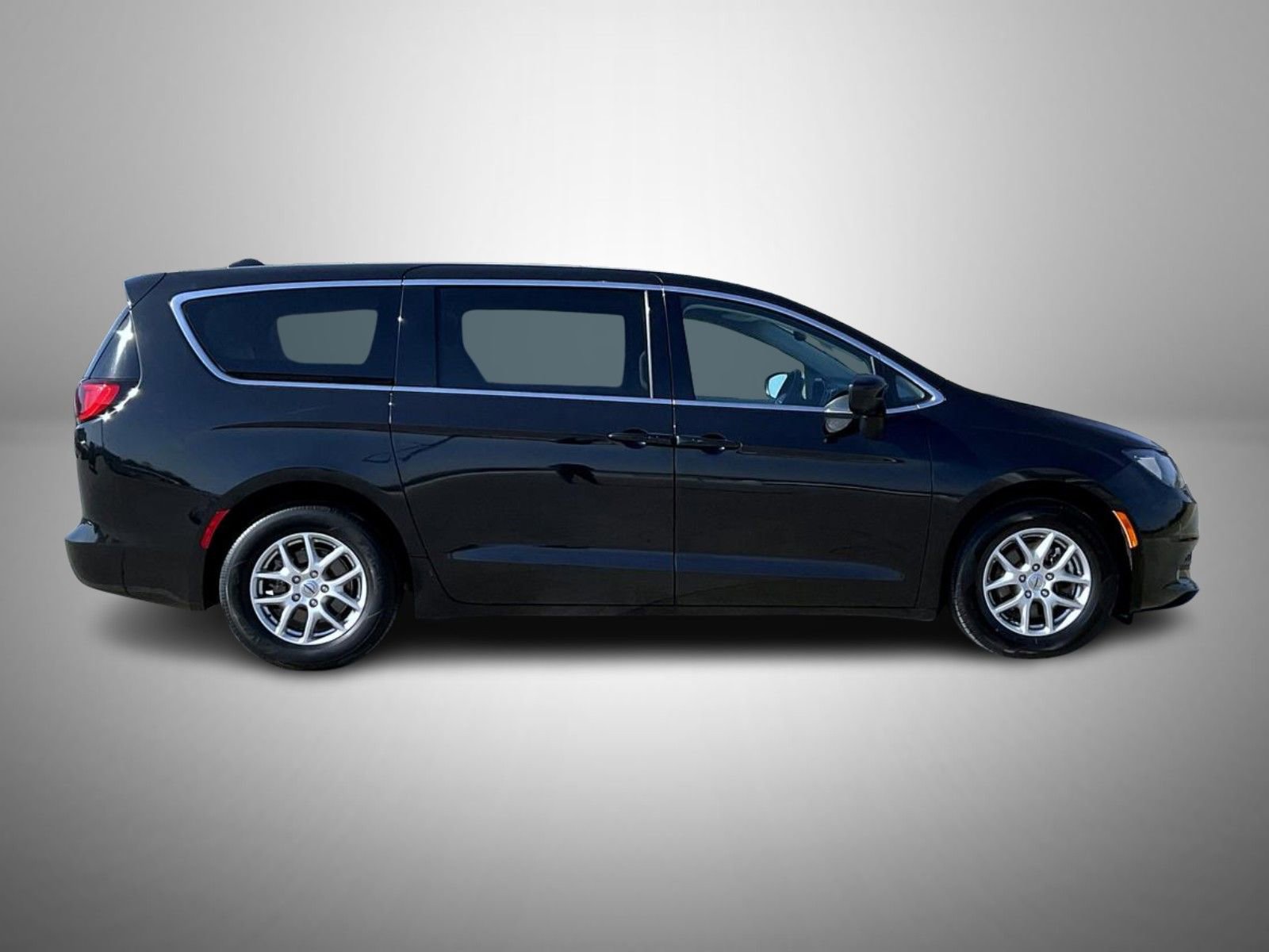 Used 2023 Chrysler Voyager LX image 4