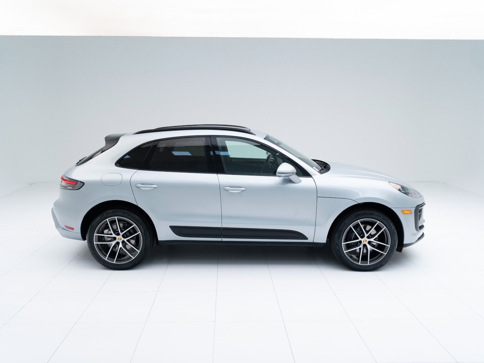 Certified 2025 Porsche Macan AWD/4WD image 8