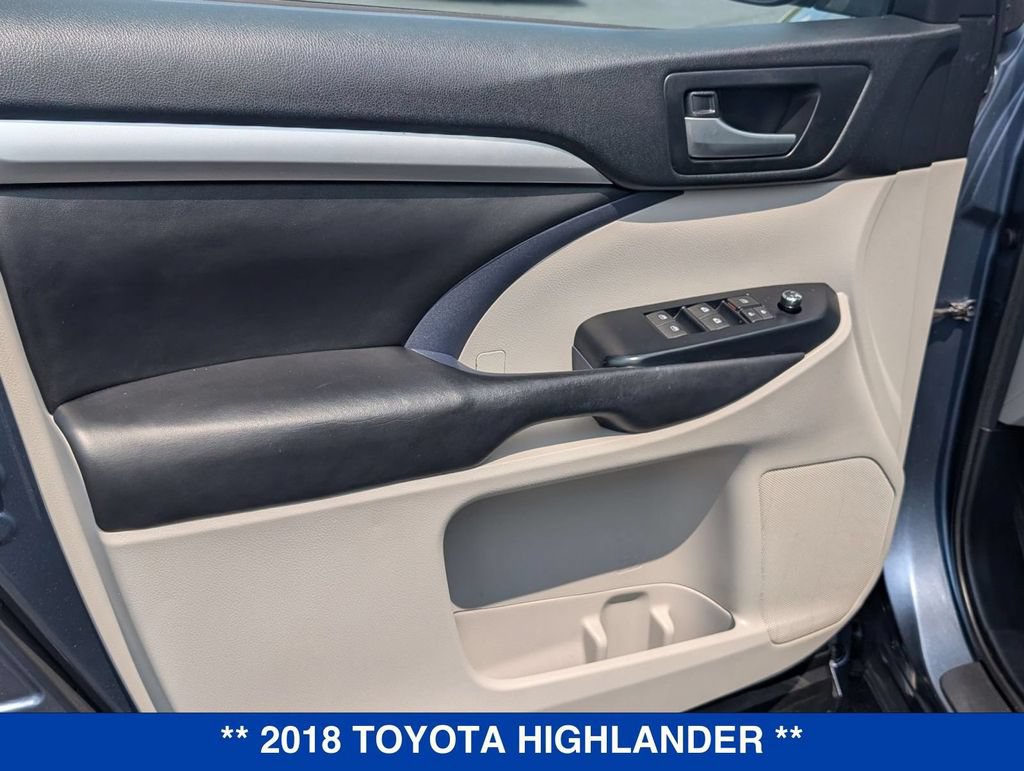 Used 2018 Toyota Highlander XLE w/ Carpet Mat Package (TMS) AWD/4WD image 11