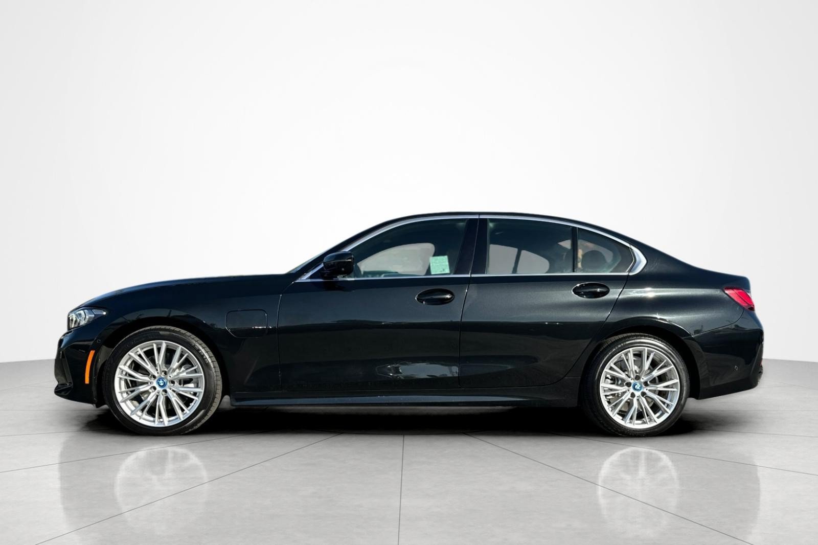 Used 2024 BMW 330e w/ Convenience Package RWD image 2