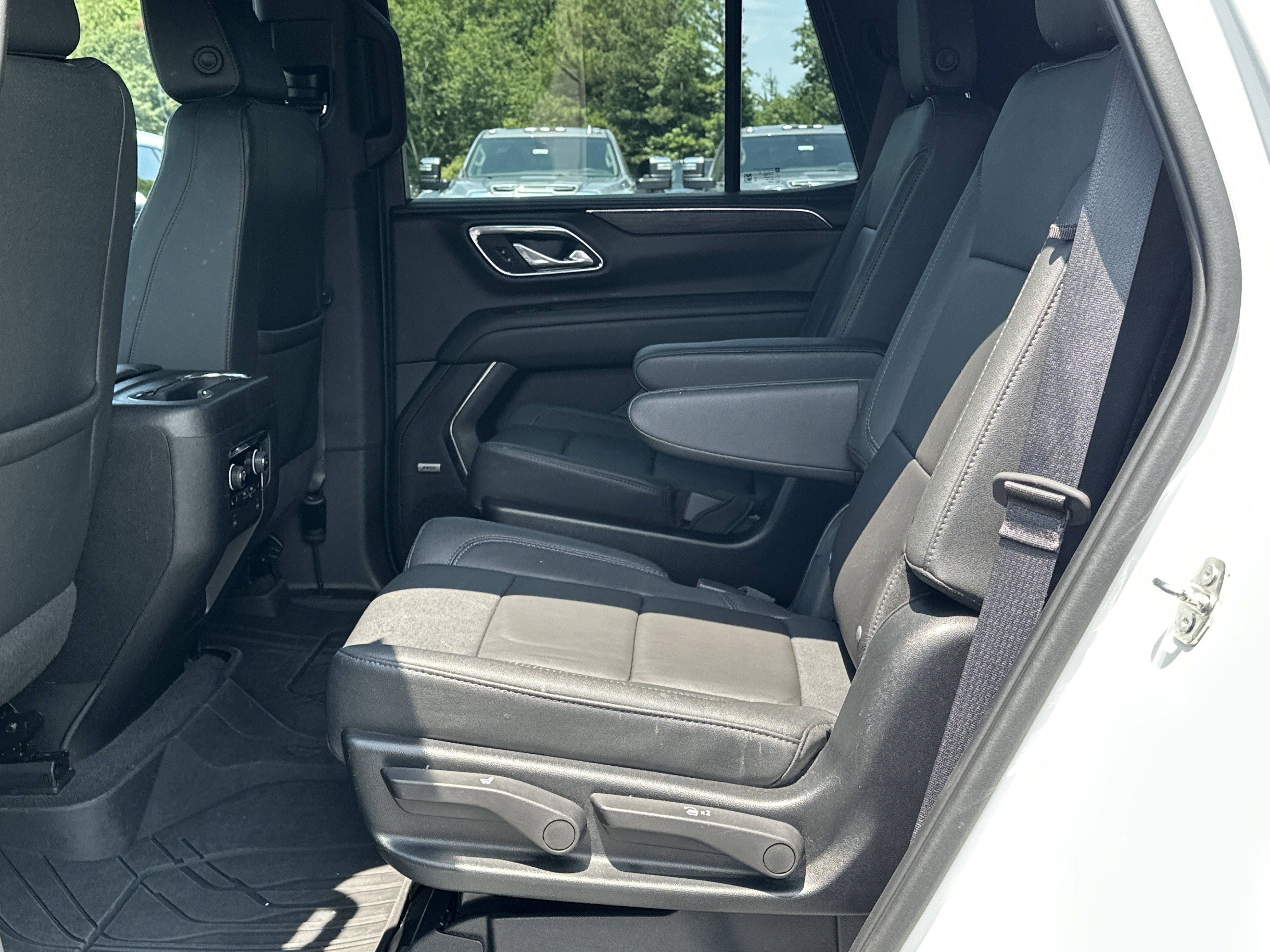 Used 2023 Chevrolet Tahoe Z71 w/ Luxury Package AWD/4WD image 16