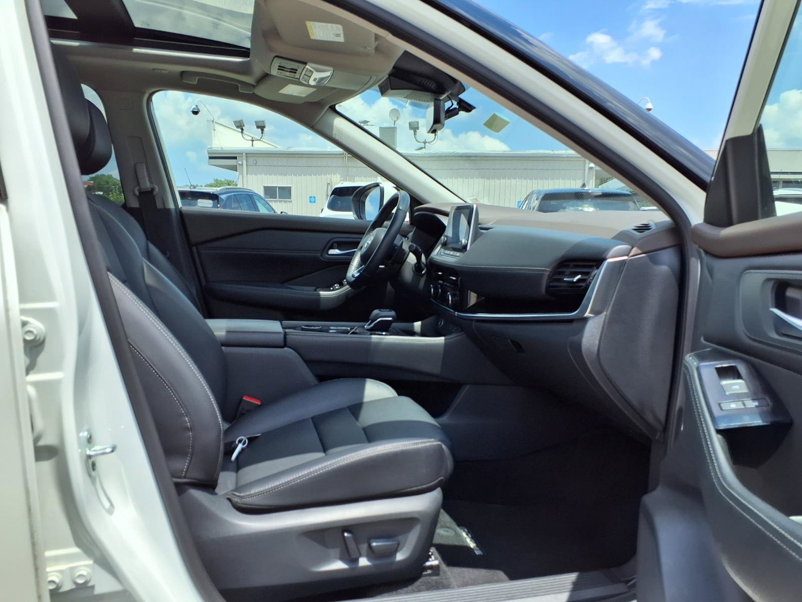 Used 2023 Nissan Rogue SL AWD/4WD image 29
