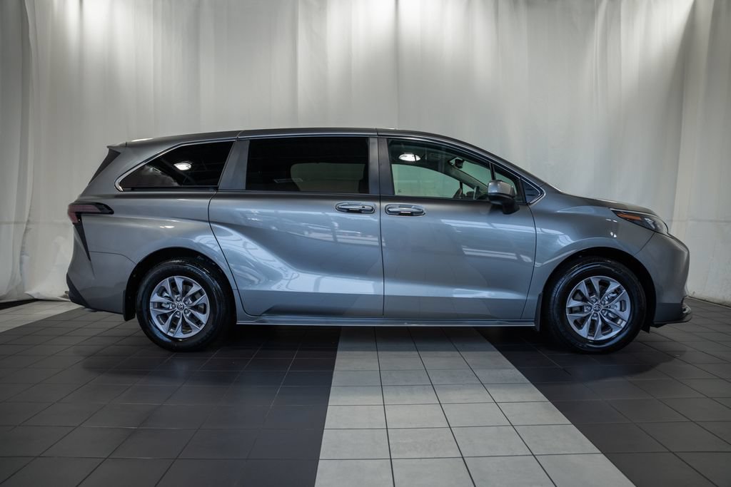 Used 2026 Toyota Sienna LE FWD image 3