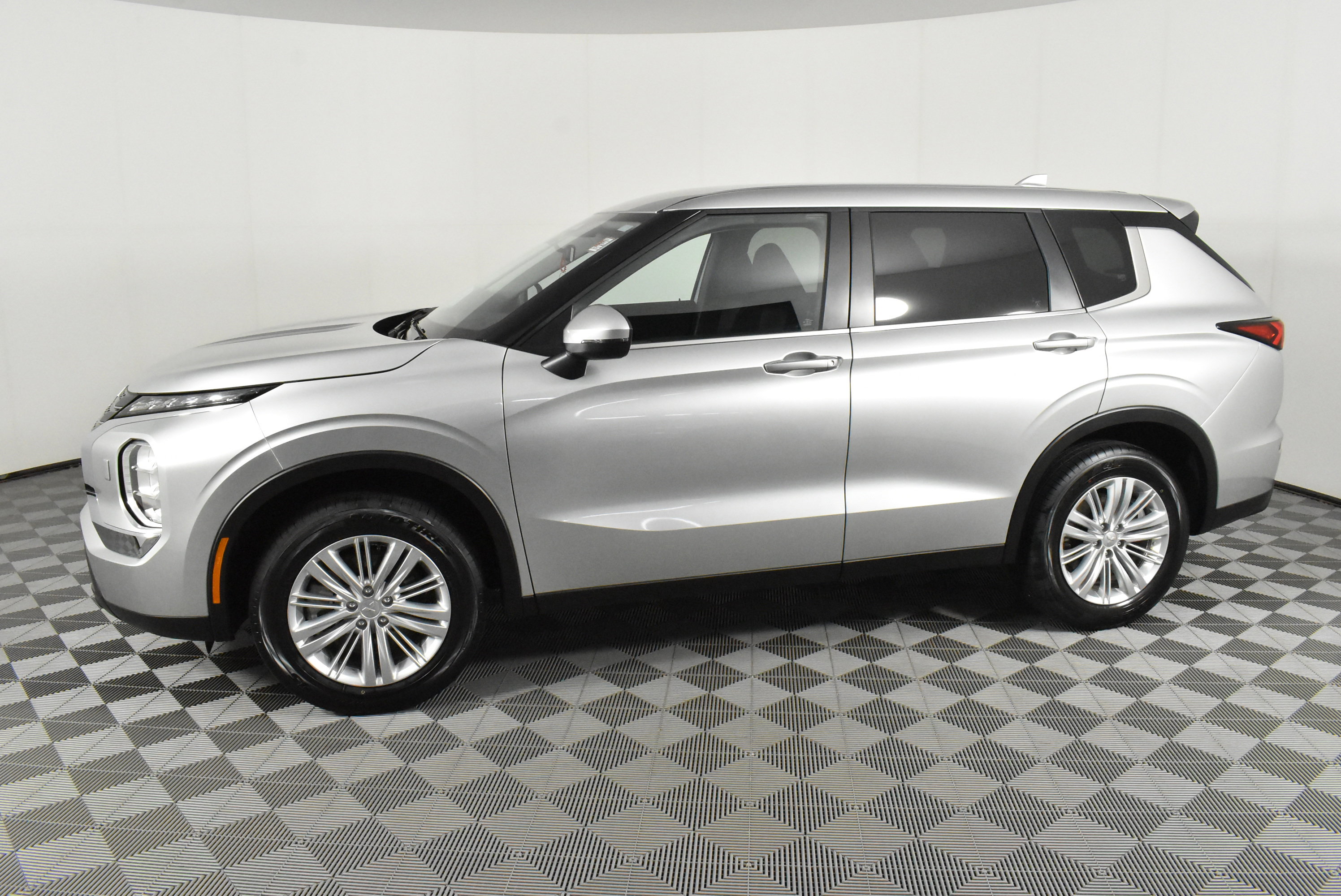 Used 2024 Mitsubishi Outlander ES image 9