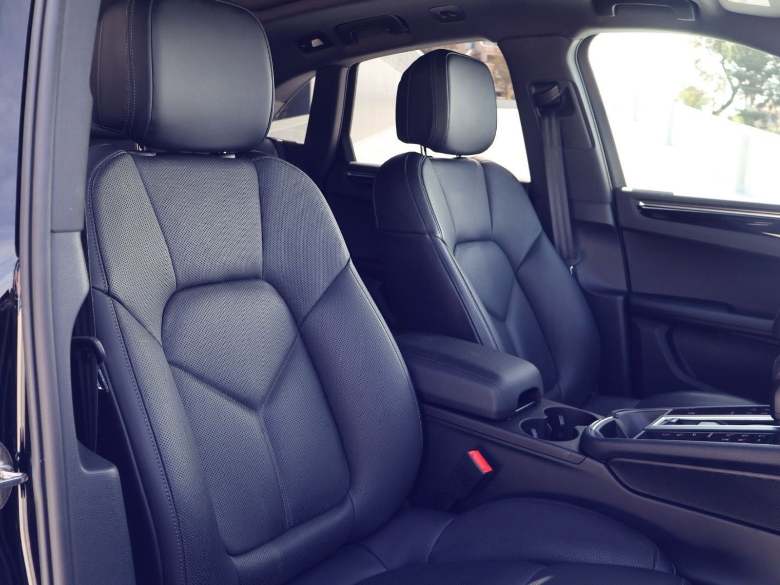 Certified 2025 Porsche Macan image 24