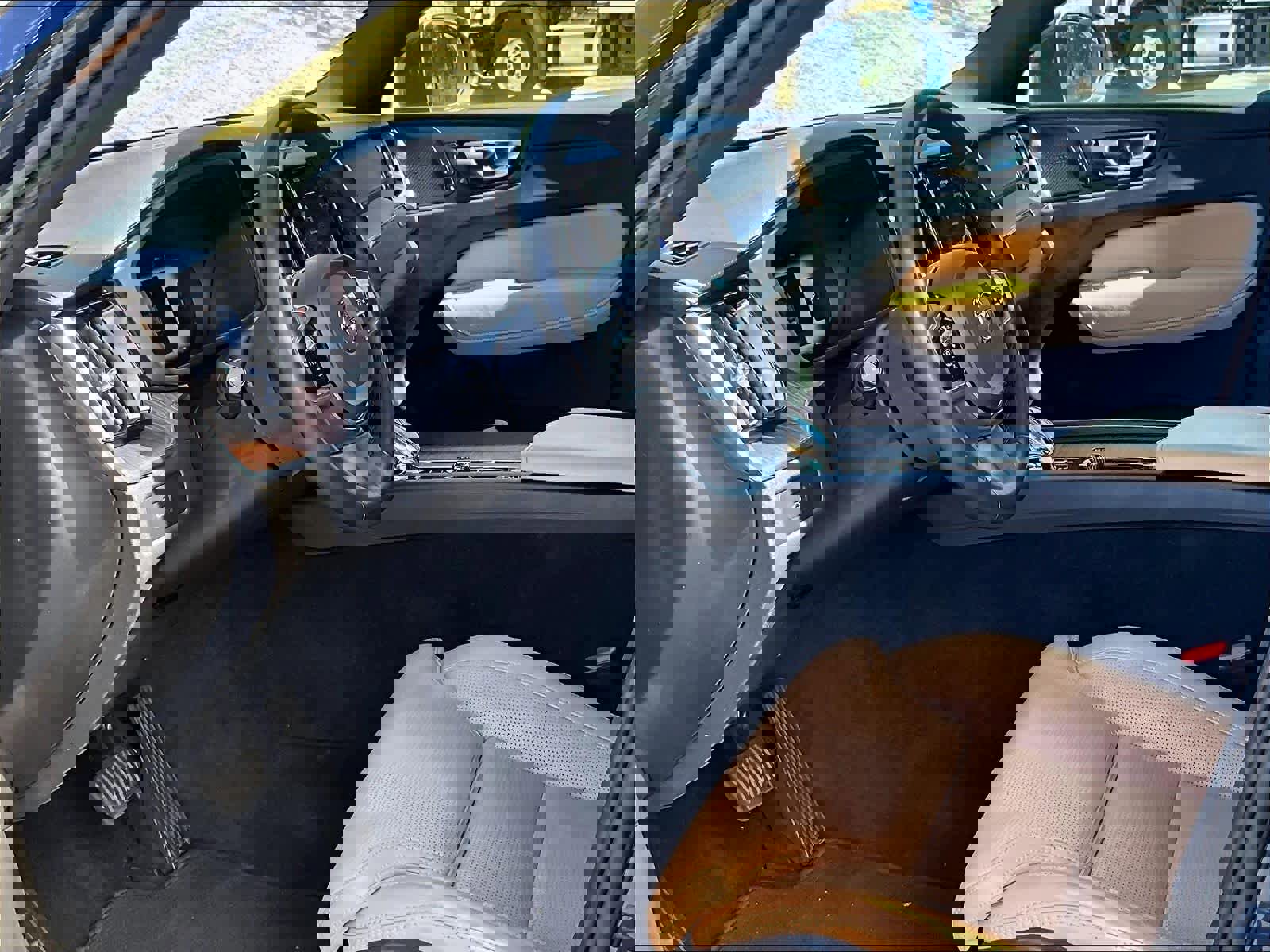 Used 2023 Volvo XC60 B5 Ultimate w/ Protection Package Premier image 17