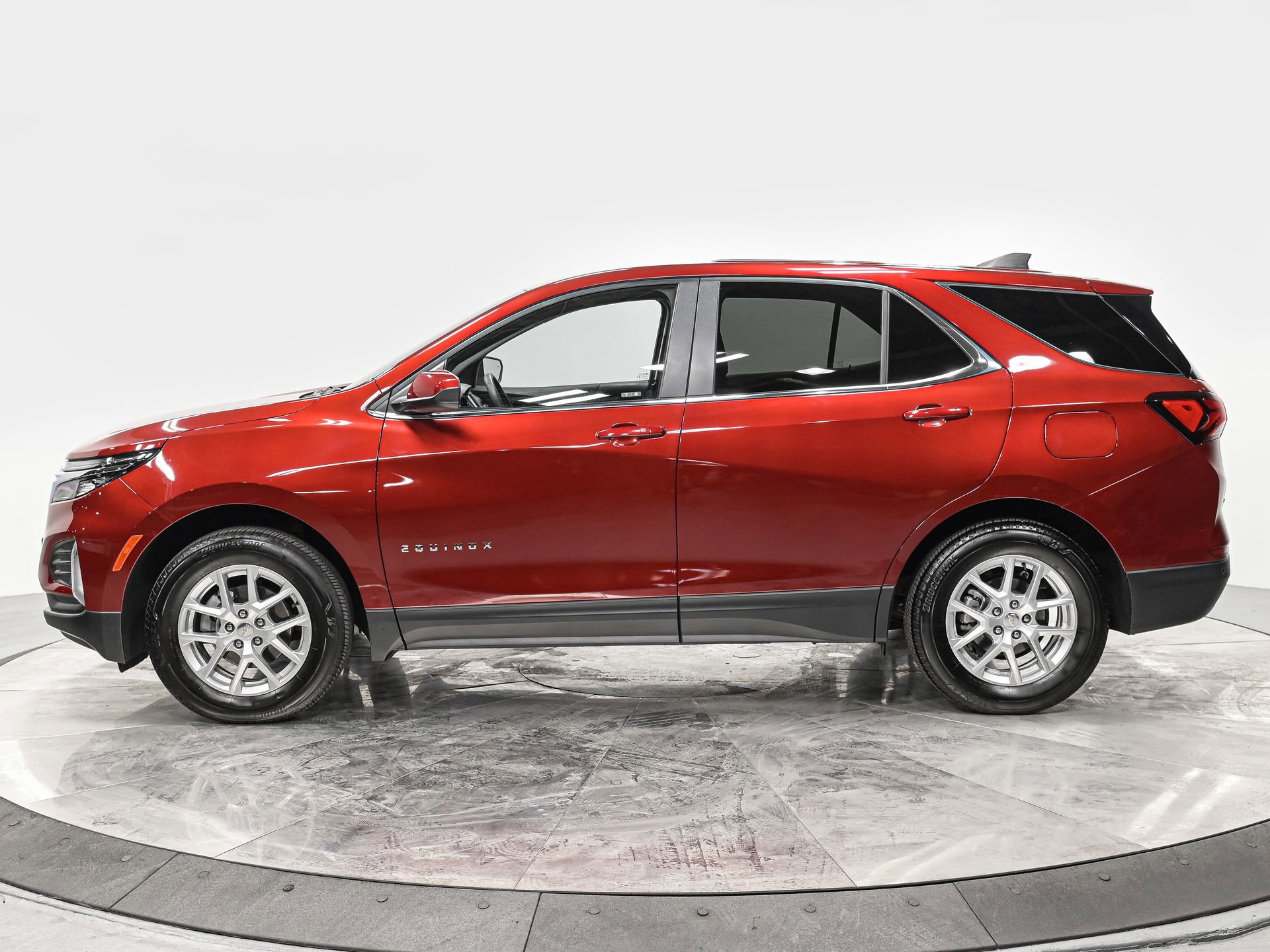 Used 2023 Chevrolet Equinox LT AWD/4WD image 2
