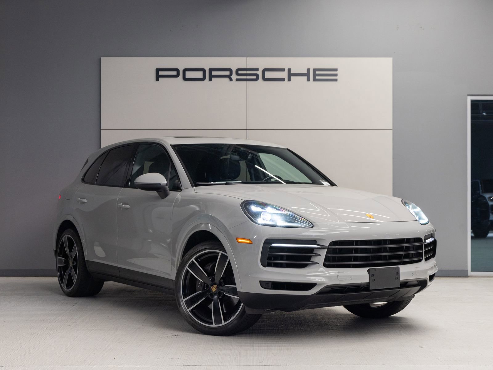 Certified 2023 Porsche Cayenne Platinum Edition image 9