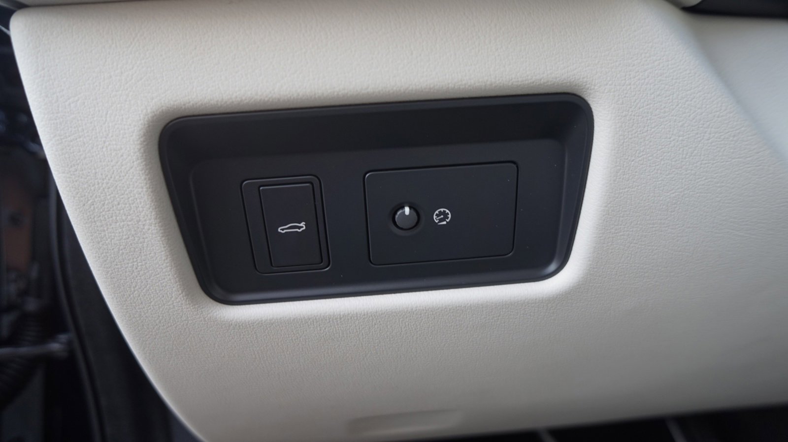 Used 2024 Jaguar XF R-Dynamic SE image 13