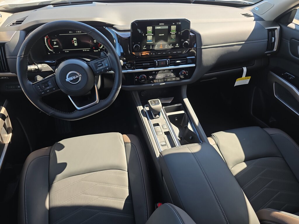 New 2025 Nissan Pathfinder Platinum image 5