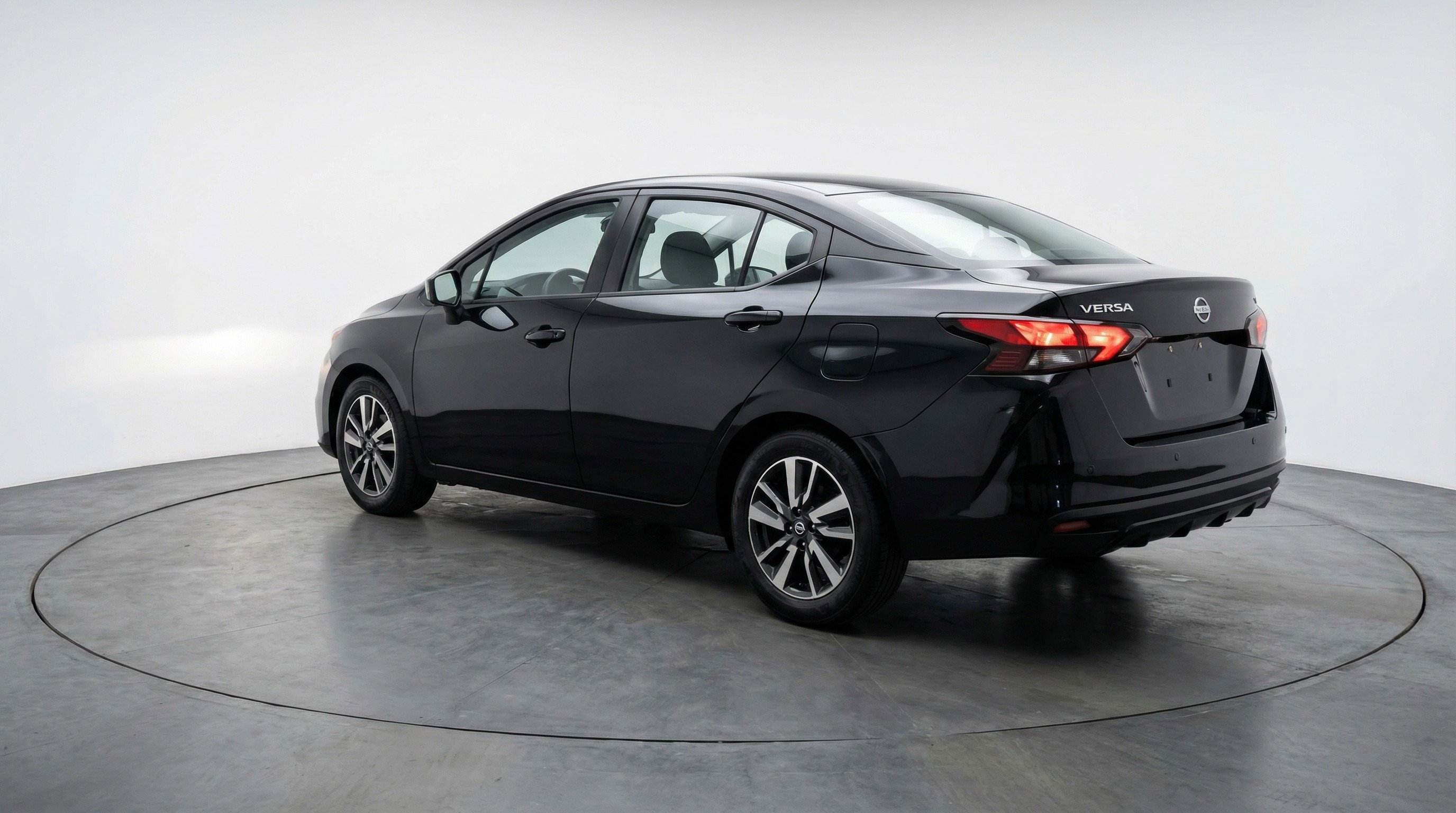 Used 2025 Nissan Versa SV image 6