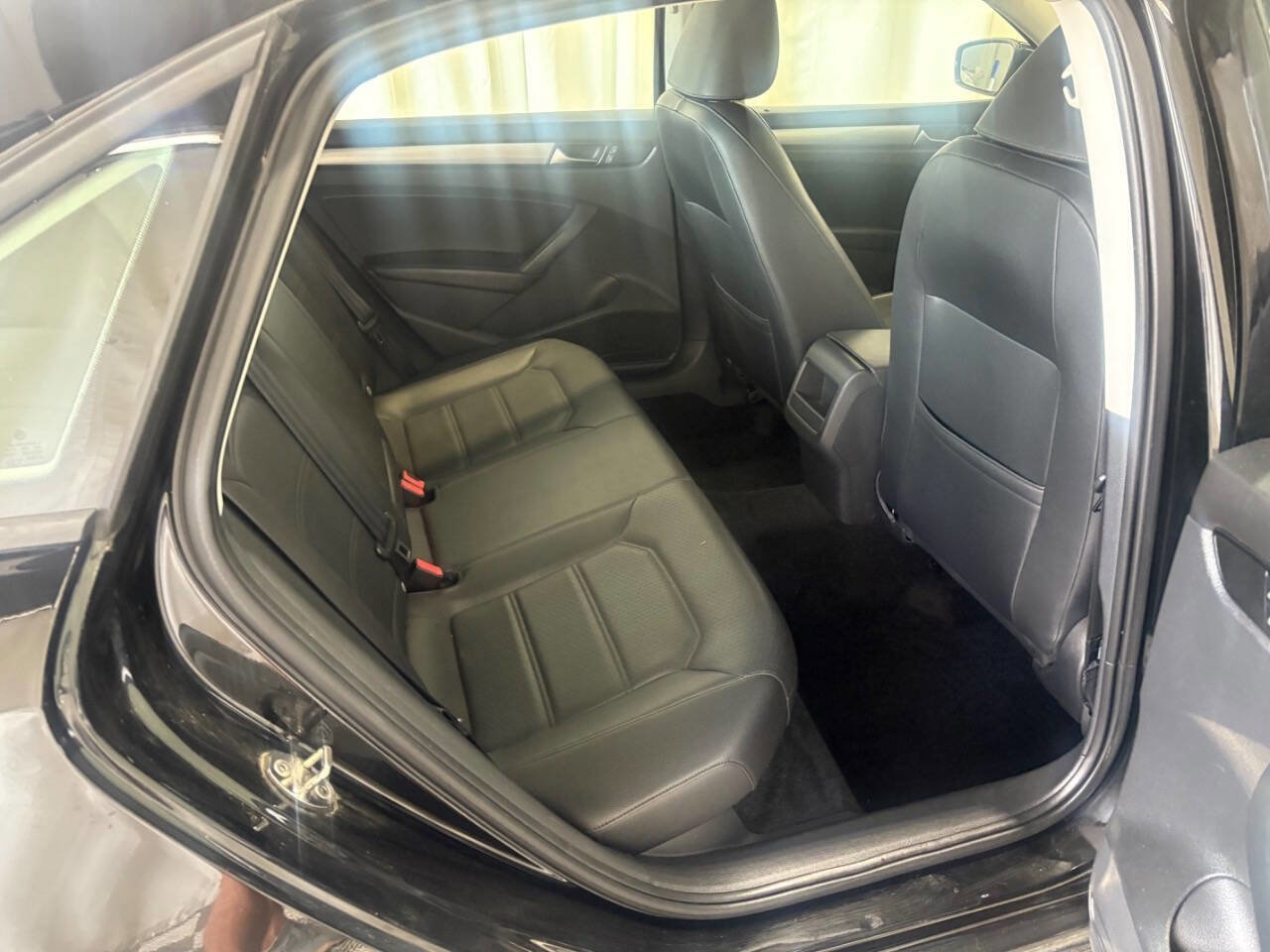 Used 2015 Volkswagen Passat 1.8T Wolfsburg Edition image 17