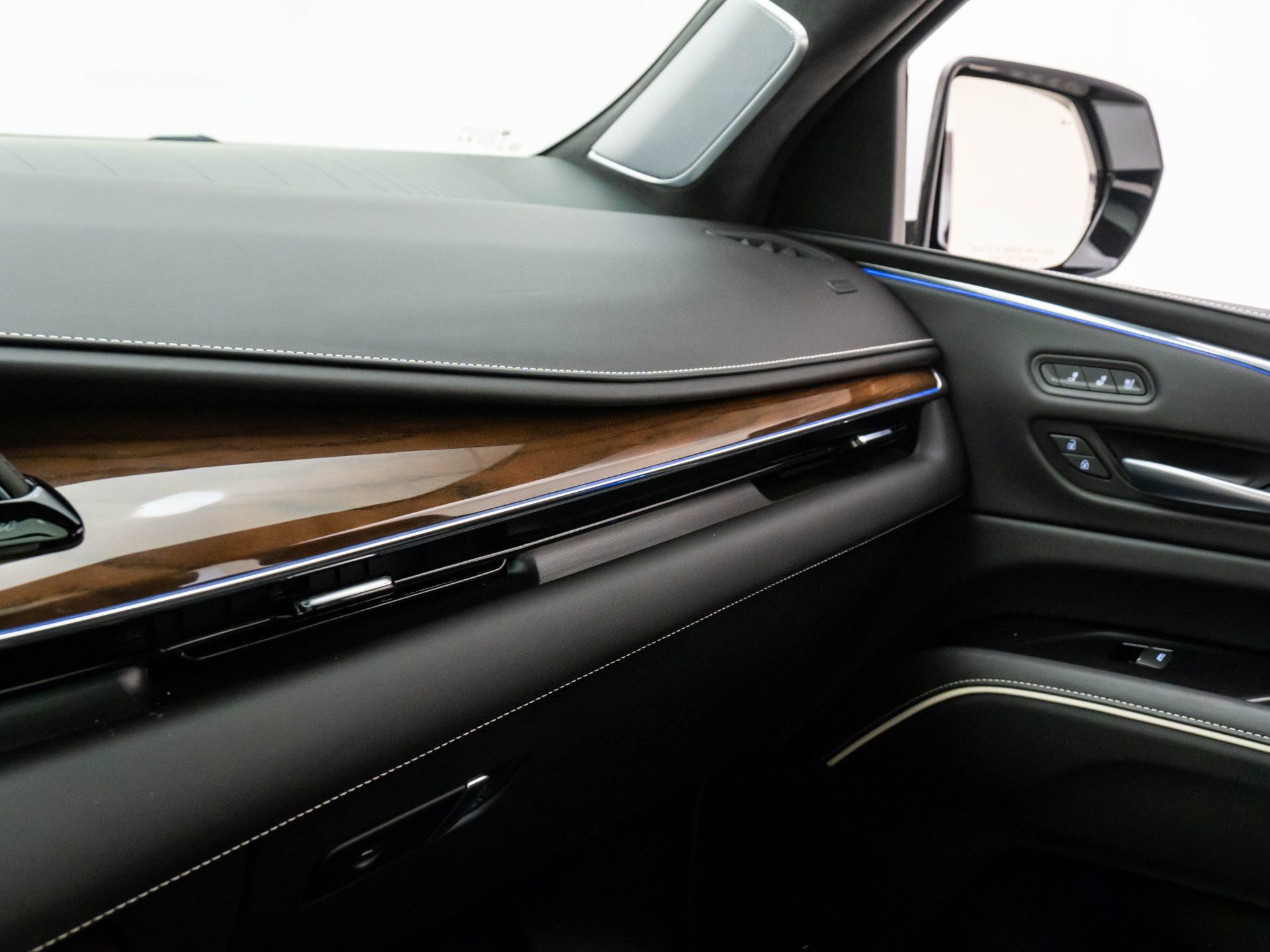 Certified 2024 Cadillac Escalade ESV Premium Luxury Platinum w/ Heavy-Duty Trailer Package image 31