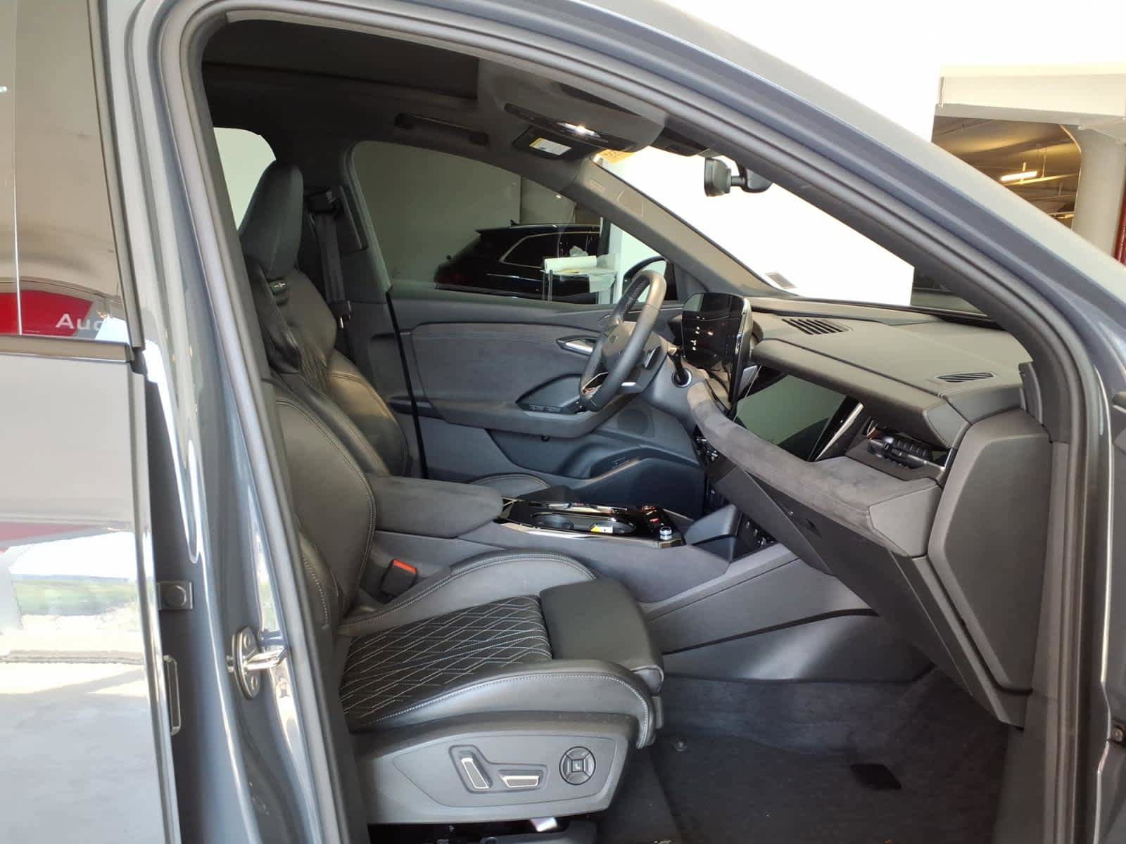 Used 2025 Audi SQ6 e-tron Prestige AWD/4WD image 18