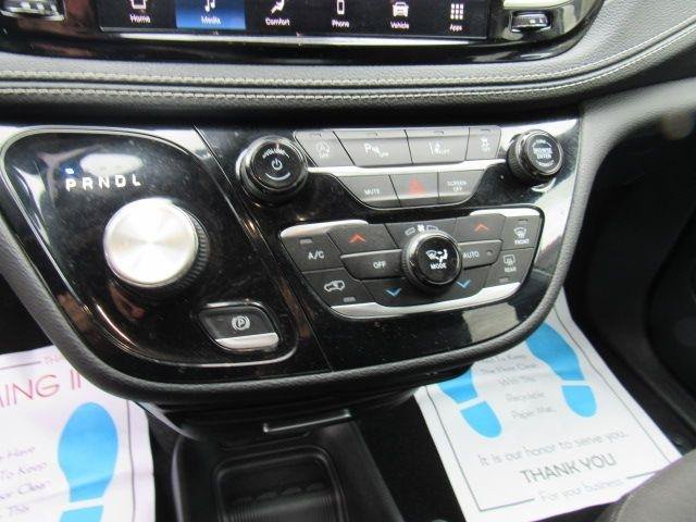 Used 2023 Chrysler Pacifica Touring FWD image 18
