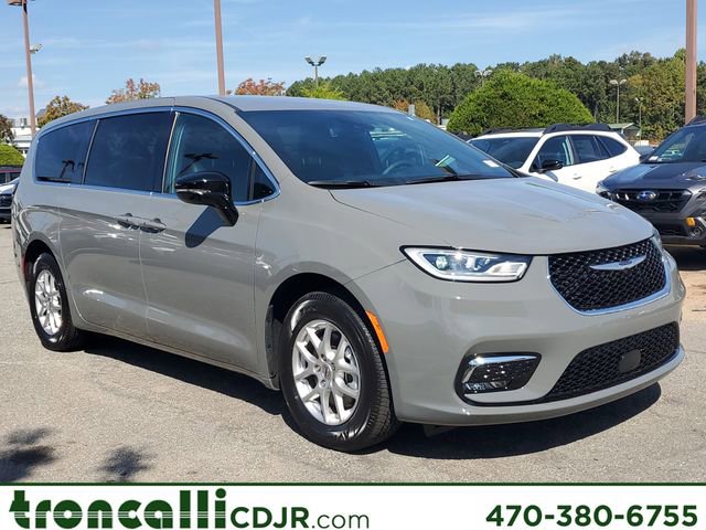 Used 2025 Chrysler Pacifica Select