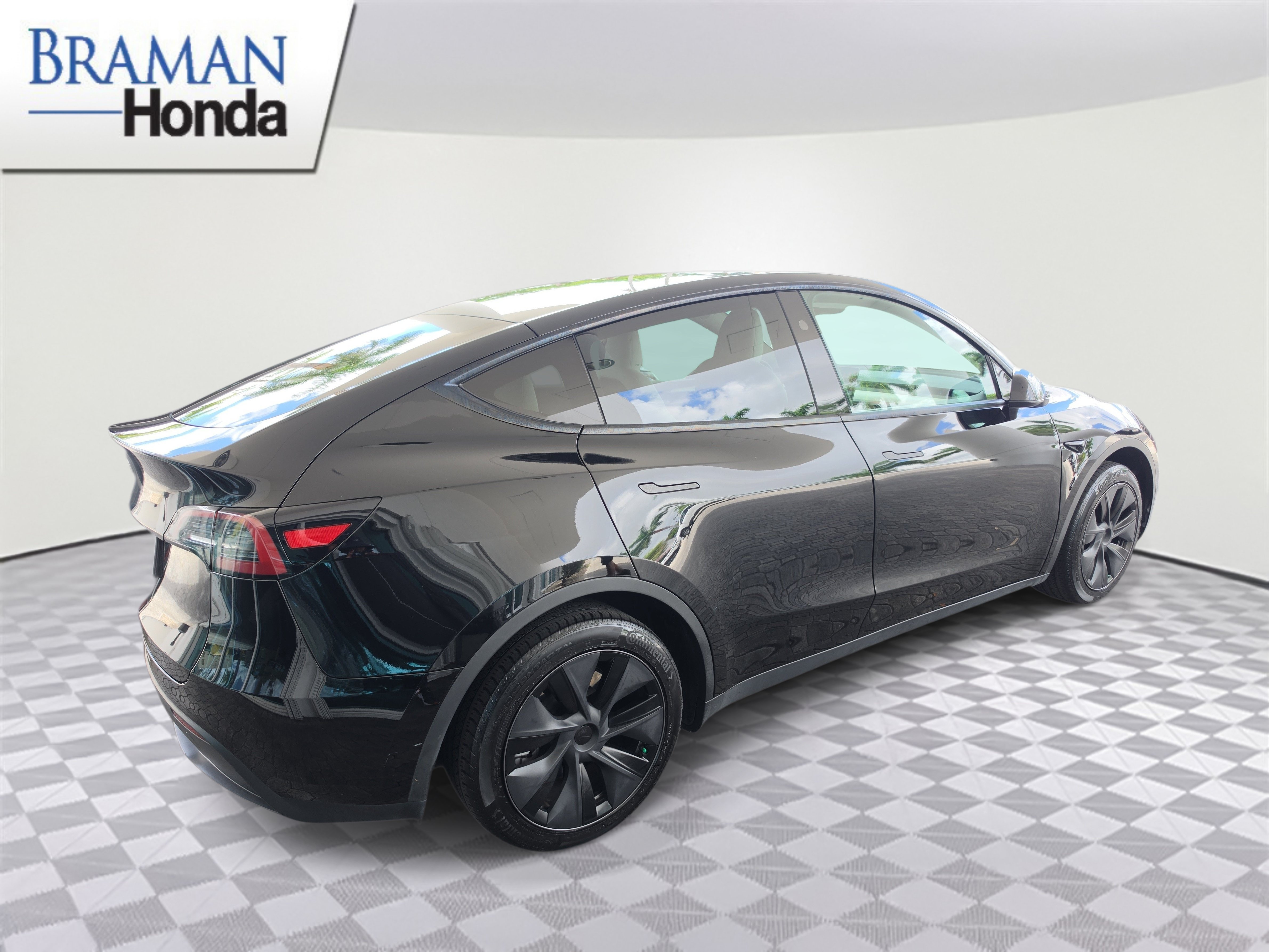 Used 2025 Tesla Model Y Long Range RWD image 3