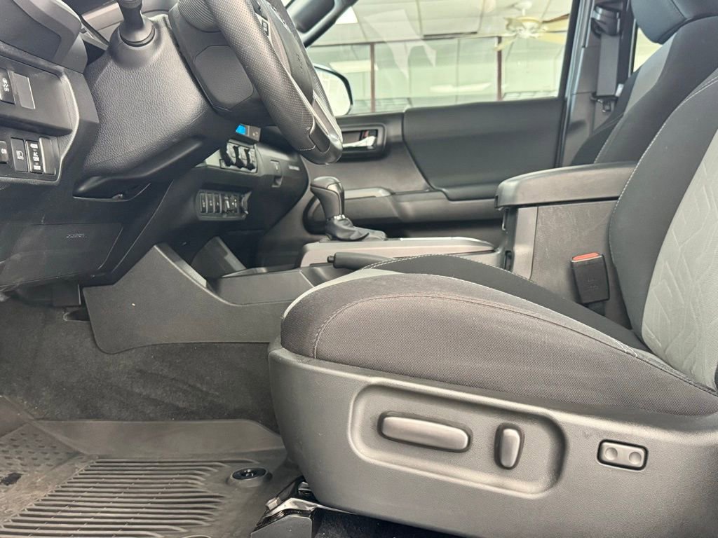 Used 2022 Toyota Tacoma TRD Sport w/ Technology Package image 10